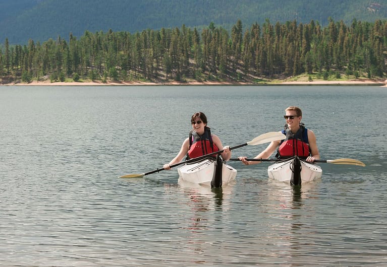 couple kayaking