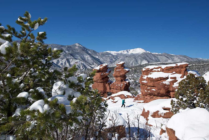 pikes peak in winter at garden of the gods