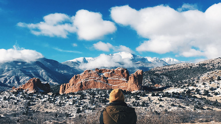 pikes peak w snow at garden of the gods