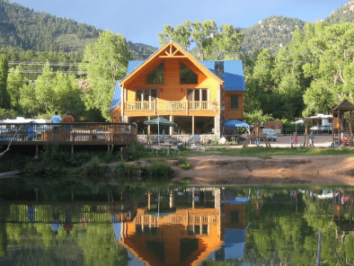 Lone Duck Campground lodge on the lake.