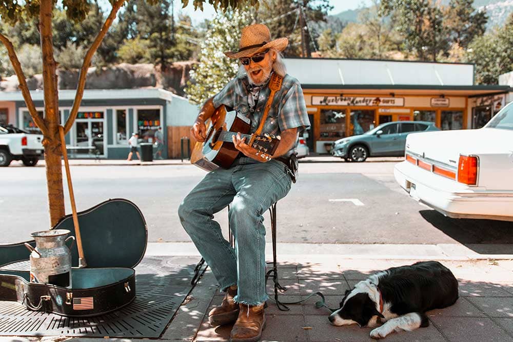 Street performer in Manitou Springs