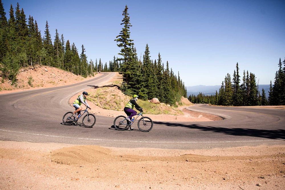 Gente bajando en bici por Pikes Peak
