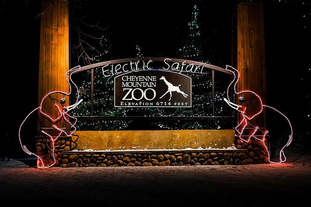 Cartel del Cheyenne Mountain Zoo con luces navideñas de elefantes