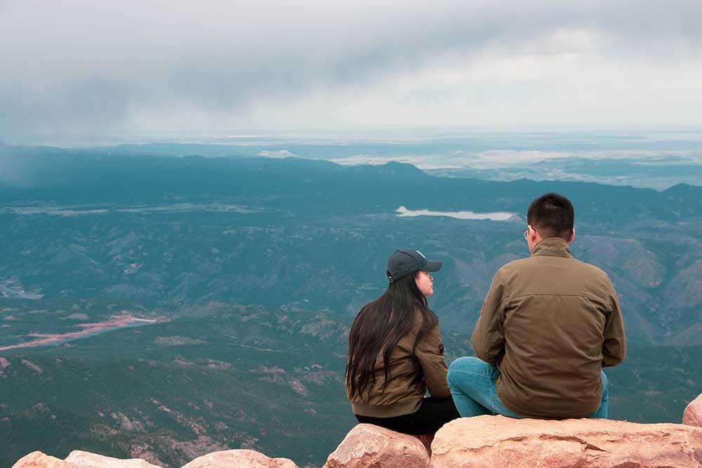 Pareja disfrutando de las vistas desde la cima del Pikes Peak