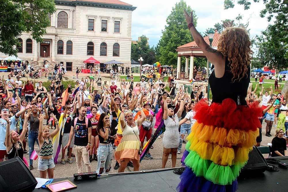 Artista actuando en el escenario del Pikes Peak Pride