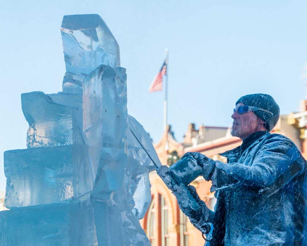 Hombre tallando hielo en el Festival de Hielo de Cripple Creek