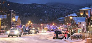 Compra regalos únicos en un día nevado en Manitou Springs.
