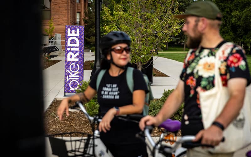 PikeRide delante de la señal