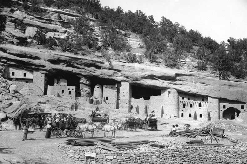 A long-distance, black and white shot of the Manitou Cliff Dwellings.