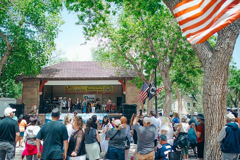 Una banda toca música en directo en el quiosco de Bancroft durante los Días del Territorio.