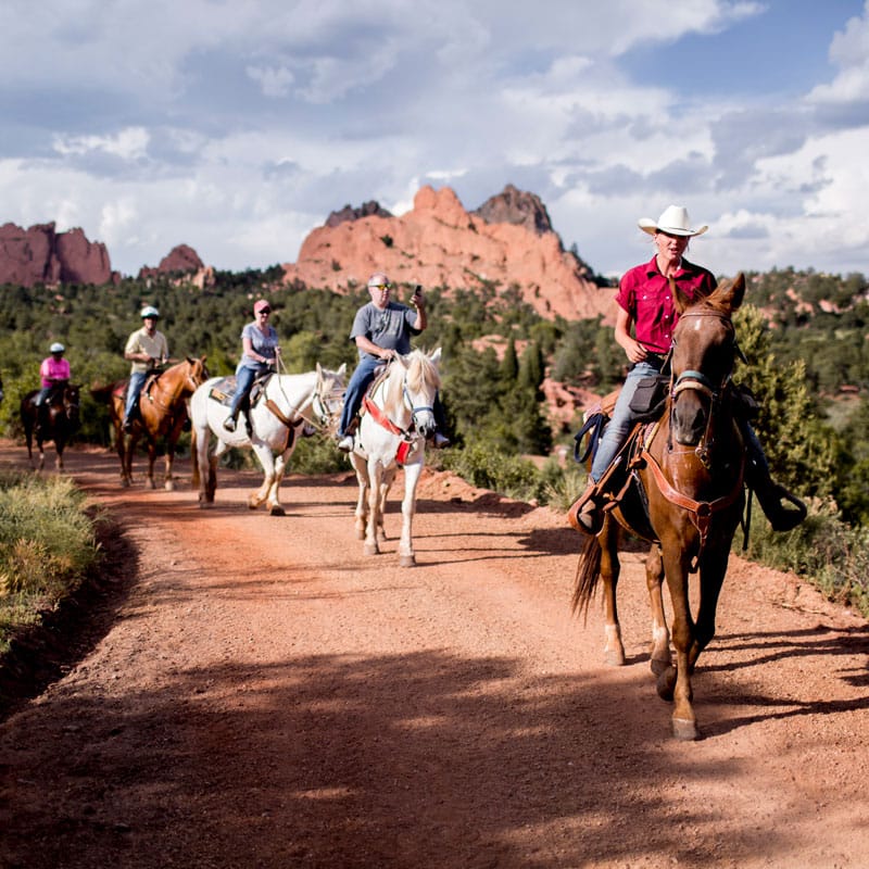 Gente montando a caballo en la Academy Riding Stables.