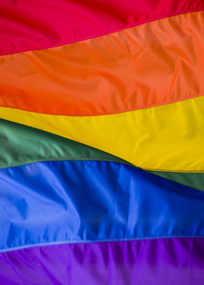 Primer plano de una bandera del orgullo ondeando al viento.