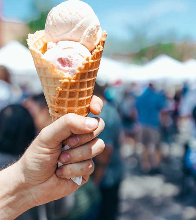 OCC.22.Territorio_Días_Helado Una mano sostiene un cucurucho de helado en los Días del Territorio.